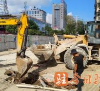 男女鸡巴操人视频高温下的坚守｜道路建设者用汗水铺就畅通路